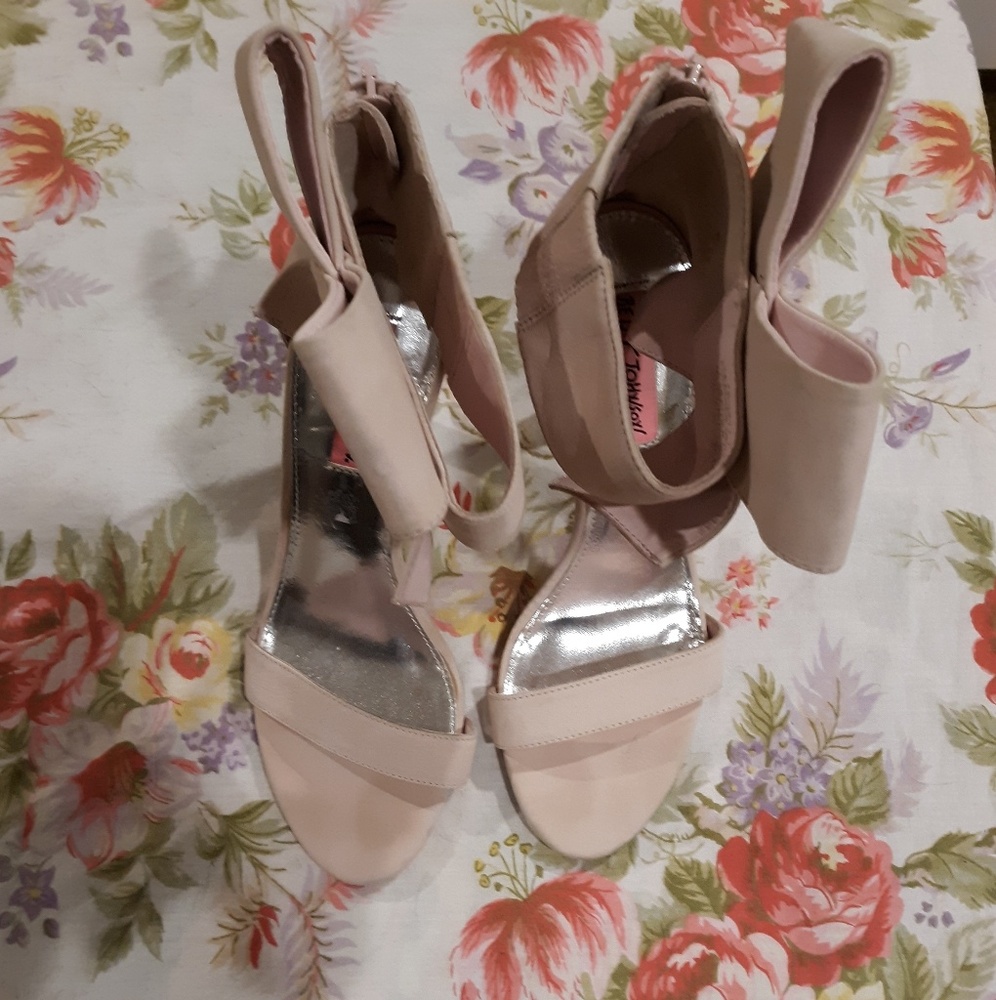 Betsey Johnson Light Pink Friskyy Bow Heels. - Picture 7 of 10